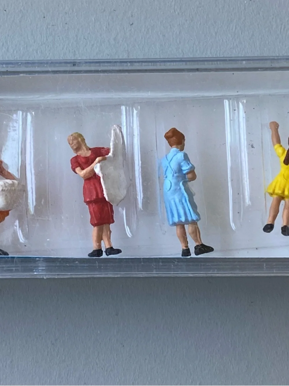 Model Railroad: Preiser - Women Hanging Laundry (4)- HO Scale - Picture 7 of 9